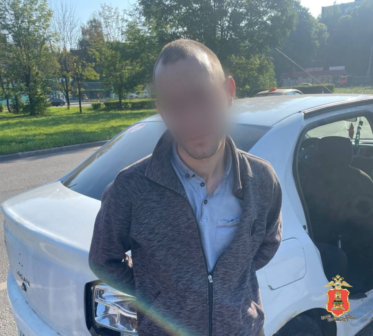В Твери молодые мужчина и женщина крадут из машин аккумуляторы
