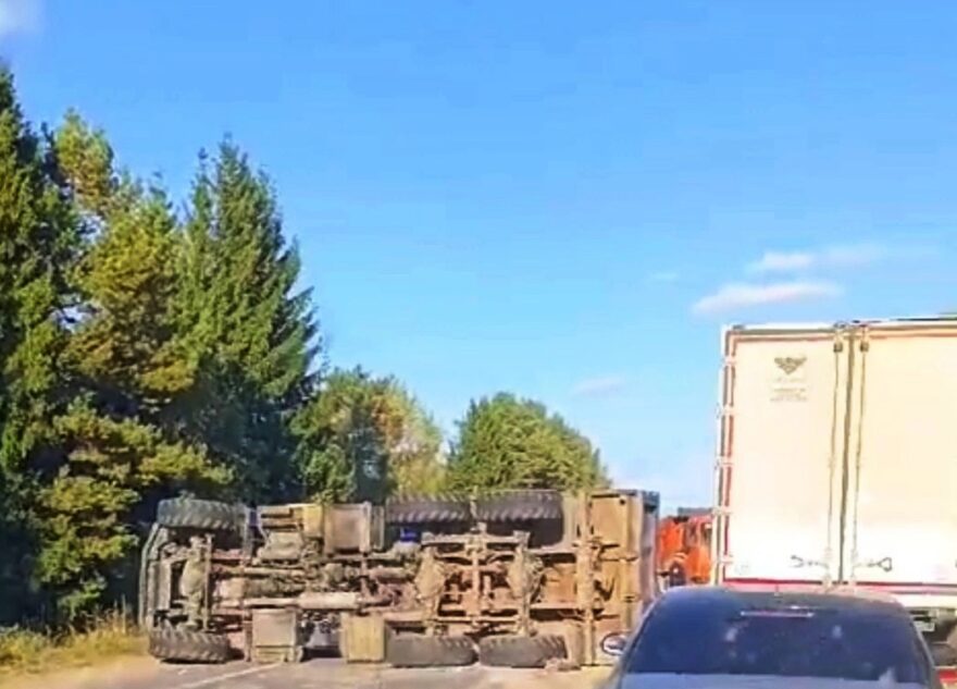 В Тверской области перевернулся КАМАЗ