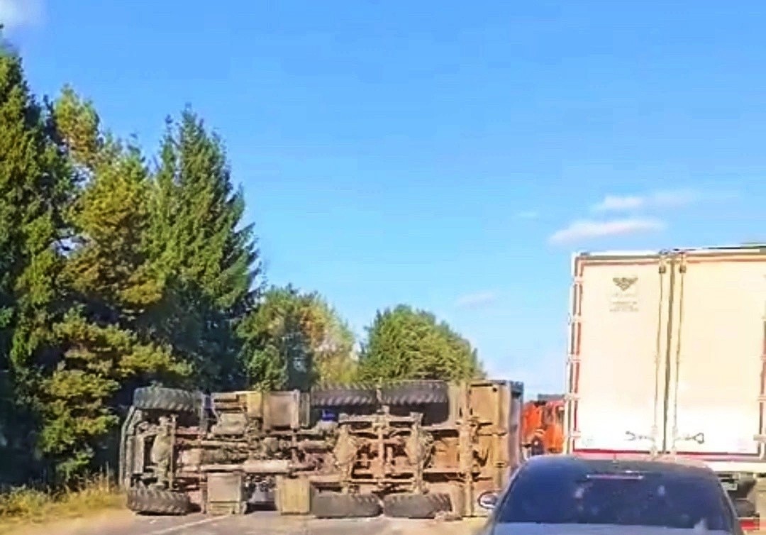 В Тверской области перевернулся КАМАЗ