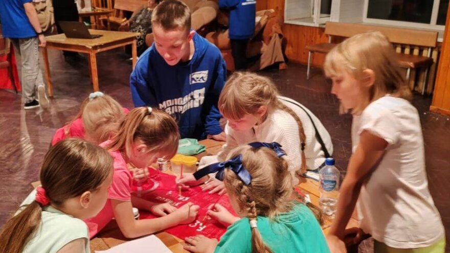 Знамя Победы: символ мужества и вдохновения для юных сердец