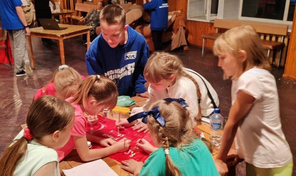 Знамя Победы: символ мужества и вдохновения для юных сердец