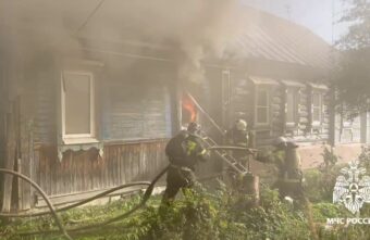 В Твери на Коробкова горит частный дом В Твери на Коробкова горит частный дом