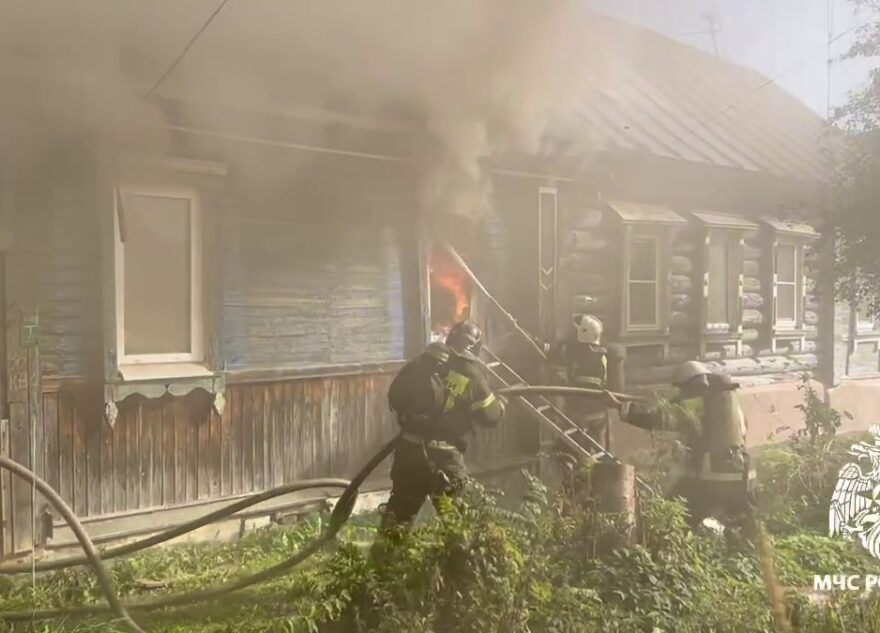 В Твери на Коробкова горит частный дом