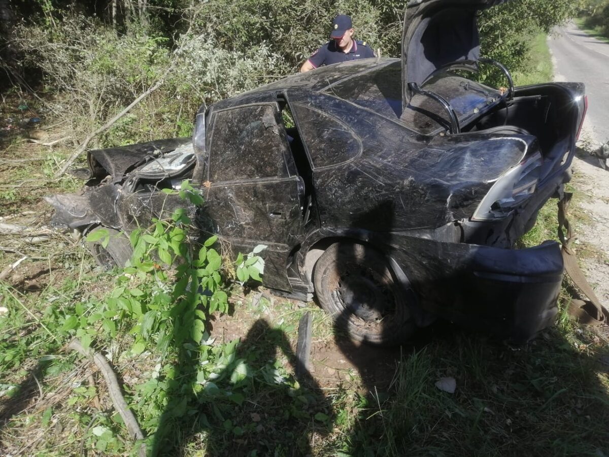 Два человека пострадали после съезда "Логана" в кювет в Тверской области