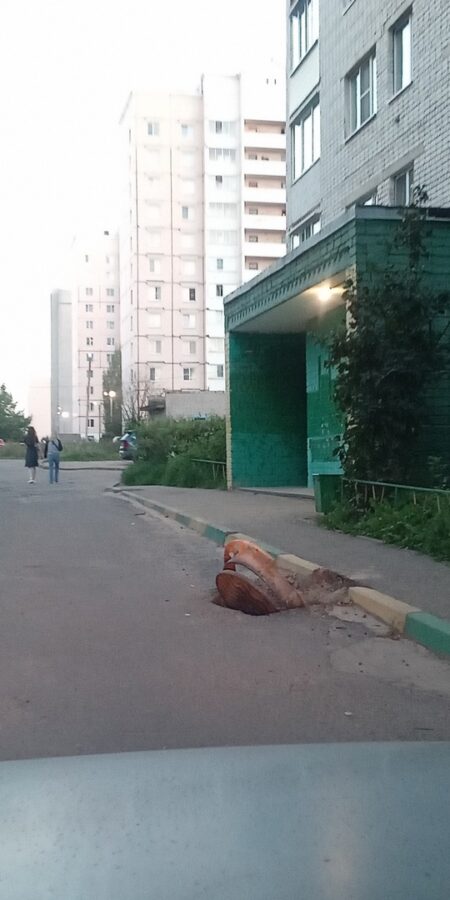 Жителей Тверской области предупредили об опасном люке возле жилого дома