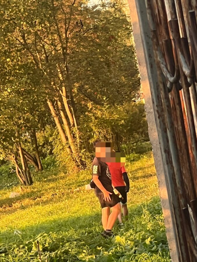 В Твери дети бегают под окнами и разбивают бутылки