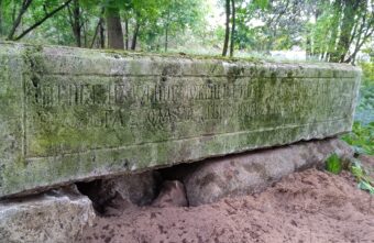 На Волынском кладбище в Твери прошел необычный субботник