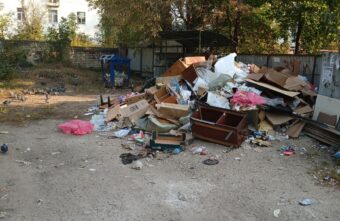 С улицы в центре Твери полгода не вывозят мусор С улицы в центре Твери полгода не вывозят мусор