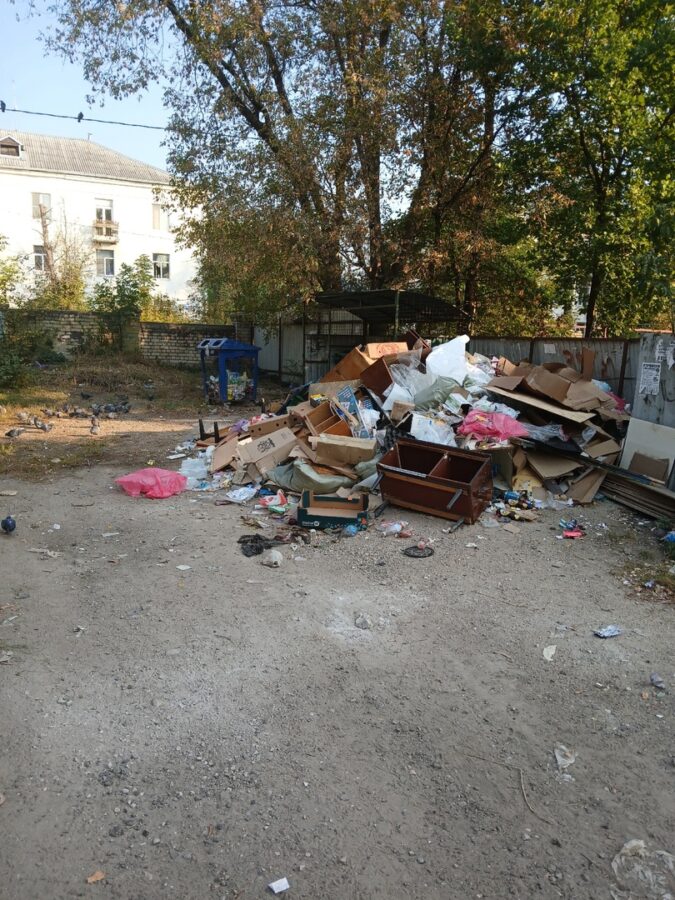 С улицы в центре Твери полгода не вывозят мусор