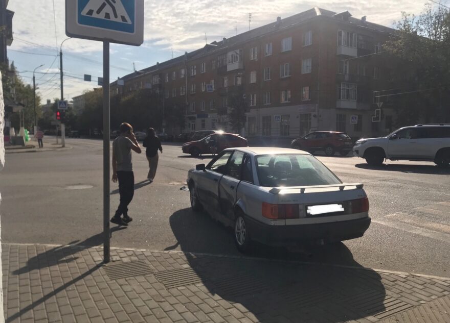 Утром в Заволжском районе Твери столкнулись две легковушки