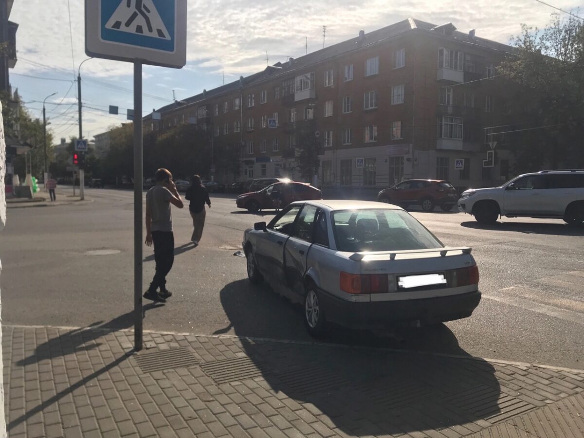 Утром в Заволжском районе Твери столкнулись две легковушки