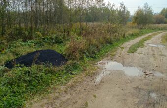 В Тверской области лишний асфальт ссыпают в канаву