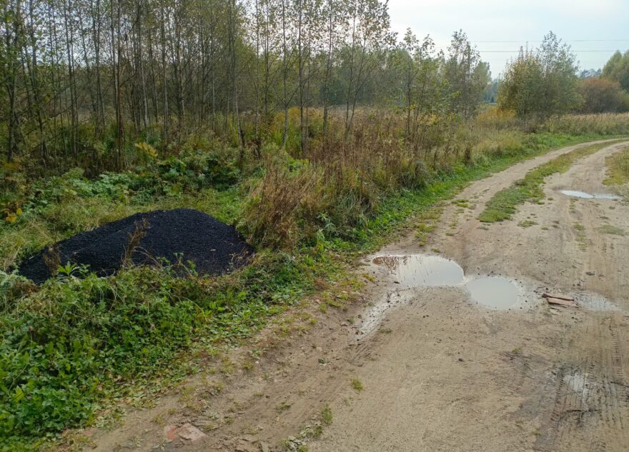 В Тверской области лишний асфальт ссыпают в канаву