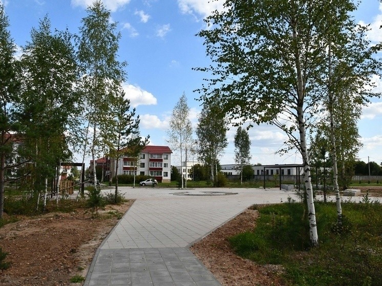 В Андреаполе благоустраивают сквер на улице Авиаторов