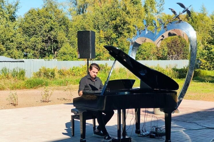 В Оленино выступил пианист-виртуоз Евгений Соколовский