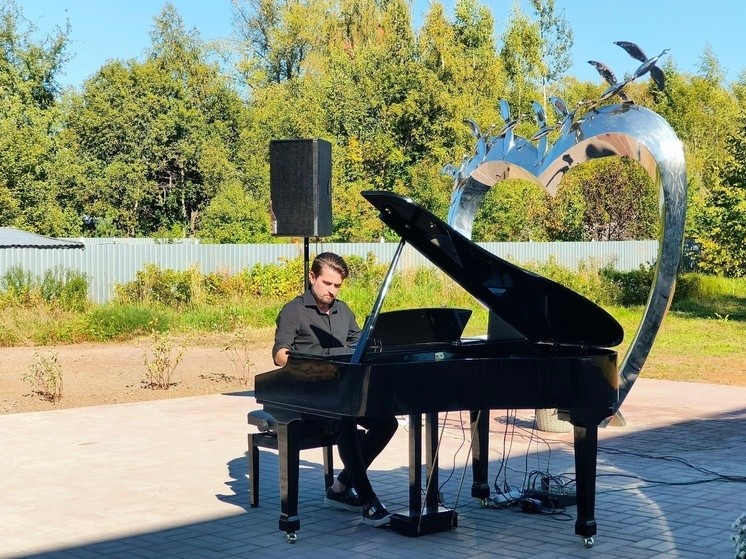 В Оленино выступил пианист-виртуоз Евгений Соколовский