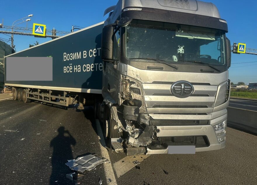Водитель легковушки погиб в ДТП с участием фуры под Тверью