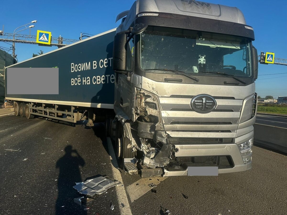Водитель легковушки погиб в ДТП с участием фуры под Тверью