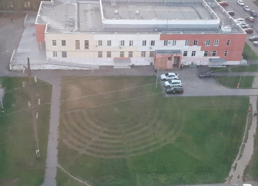 В Твери заметили странные круги на поле