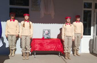 В Тверской области открыли мемориальную доску в честь бойца Сергея Сергеева В Тверской области открыли мемориальную доску в честь бойца Сергея Сергеева