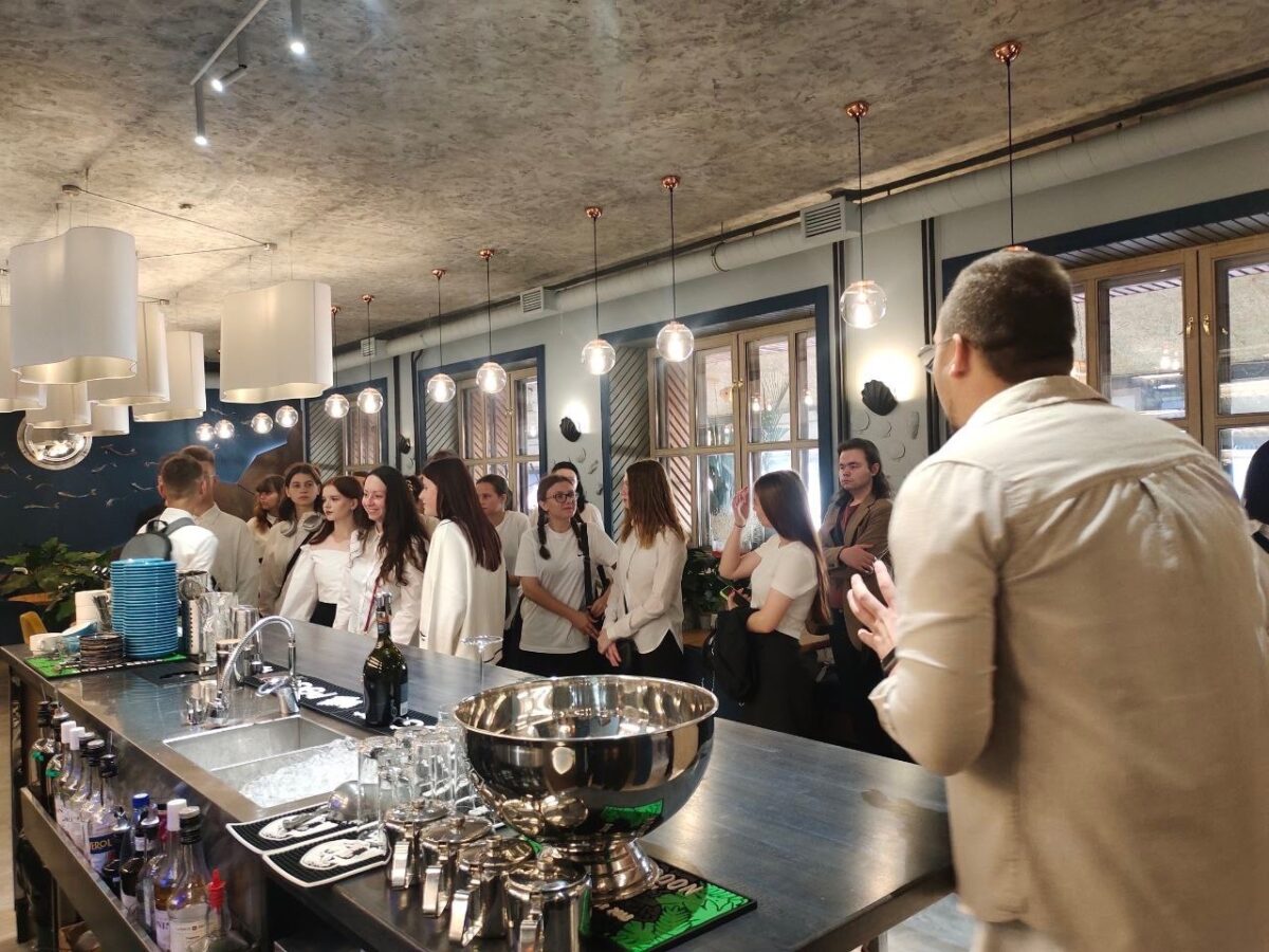 Первокурсники Тверского колледжа сервиса и туризма провели «гостеприимный» День знаний