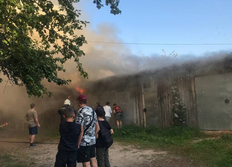 В Тверской области неизвестные подожгли гаражи