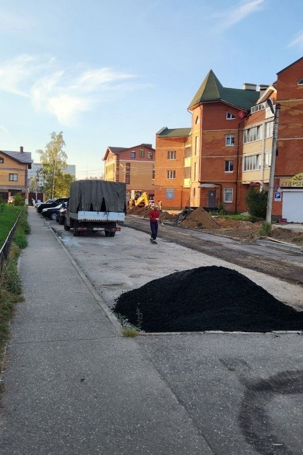 В Твери делают тротуар, о котором жители мечтали много лет
