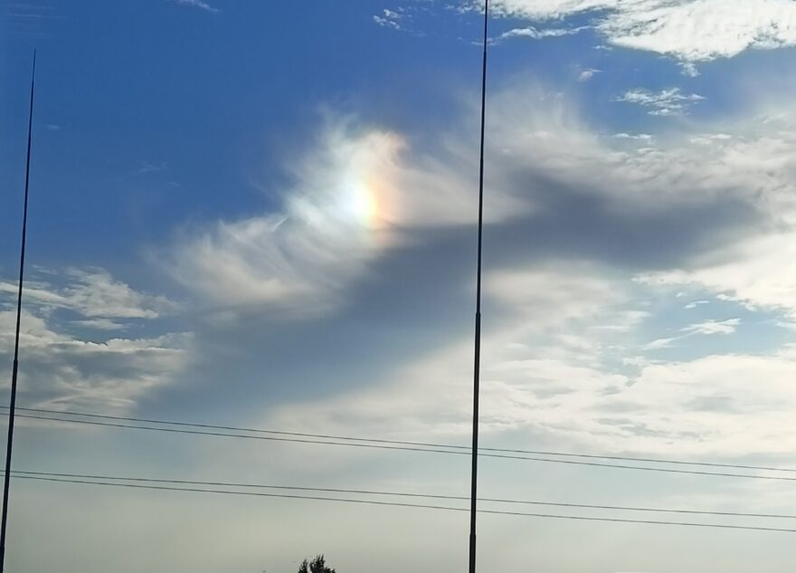 В небе над Тверью жители заметили необычное свечение