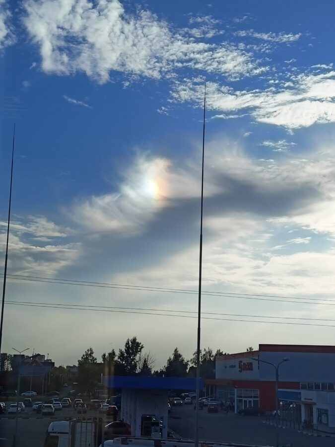 В небе над Тверью жители заметили необычное свечение