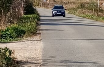 В Тверской области дети ходят на школьный автобус по проезжей части В Тверской области дети ходят на школьный автобус по проезжей части