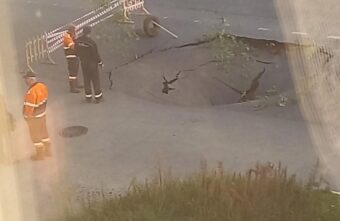 В Московском районе Твери провалился асфальт В Московском районе Твери провалился асфальт