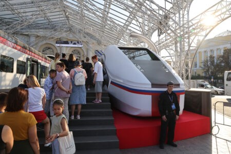 На выставке в Москве представили макет нового скоростного поезда "Белый кречет"