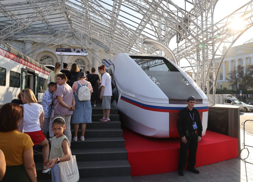 На выставке в Москве представили макет нового скоростного поезда "Белый кречет" На выставке в Москве представили макет нового скоростного поезда "Белый кречет"