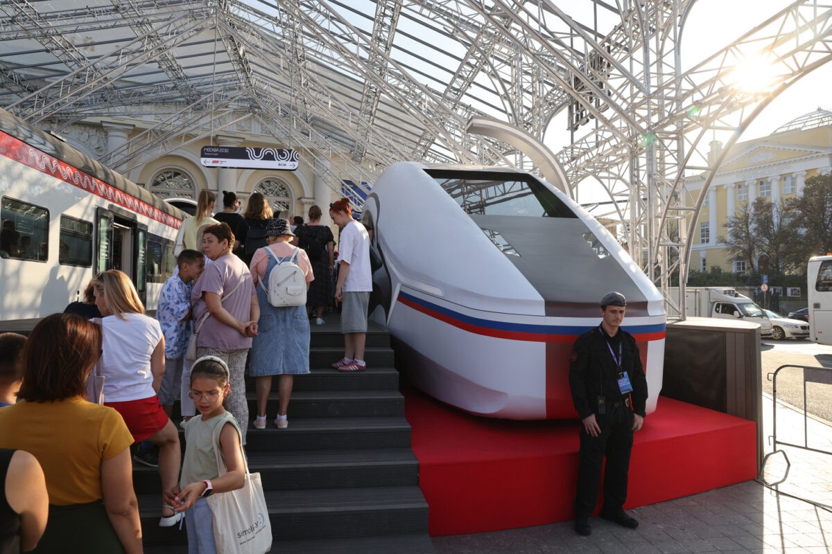 На выставке в Москве представили макет нового скоростного поезда "Белый кречет"