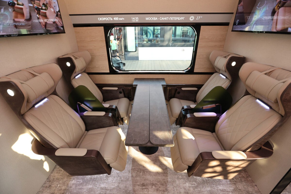 На выставке в Москве представили макет нового скоростного поезда "Белый кречет"