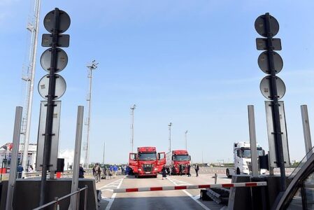По всей трассе М-11 запустили движение грузовиков в беспилотном режиме По всей трассе М-11 запустили движение грузовиков в беспилотном режиме