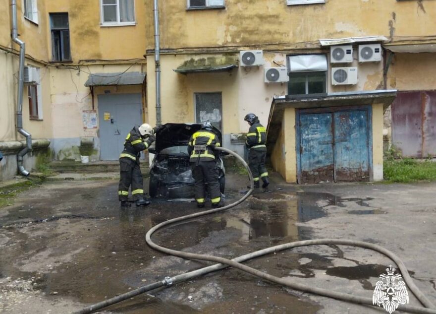 В Твери вспыхнул автомобиль в Заволжском районе