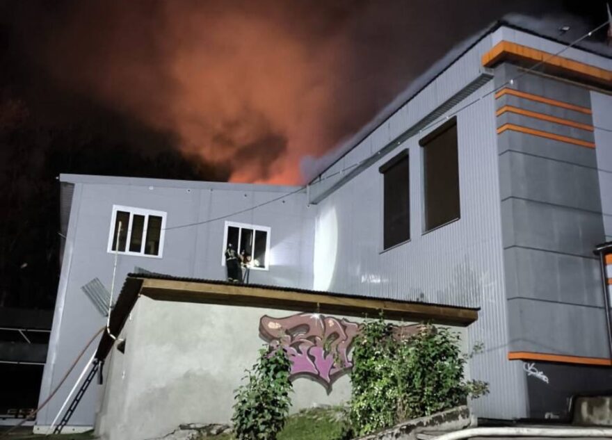 Ночью в Тверской области загорелся мебельный магазин