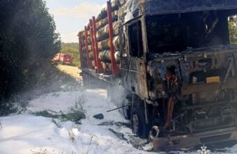 В Тверской области сгорел лесовоз В Тверской области сгорел лесовоз