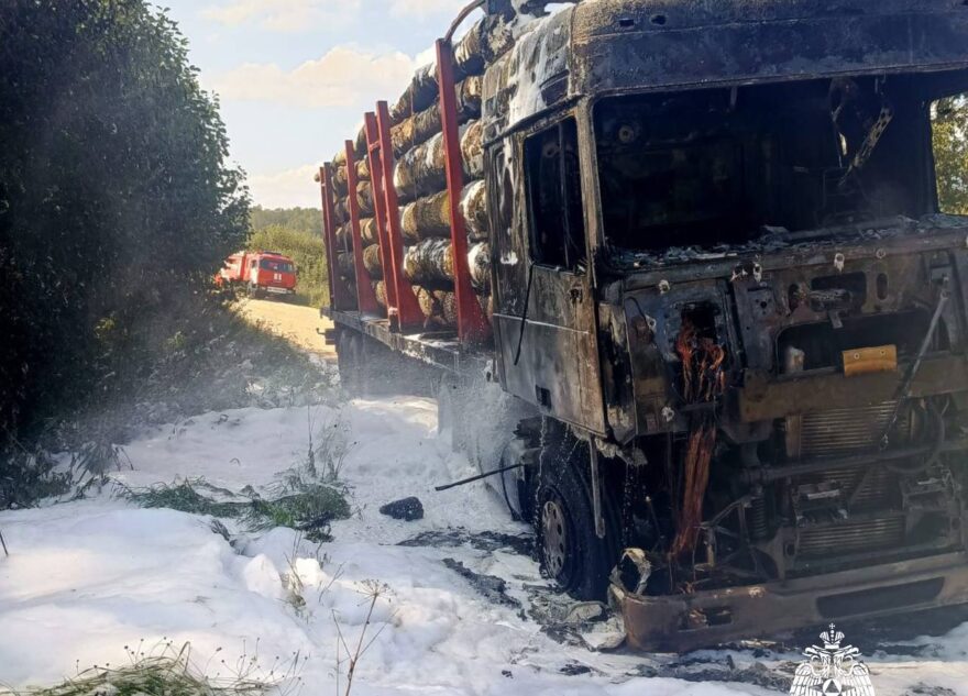 В Тверской области сгорел лесовоз