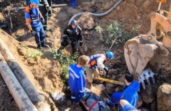 В Твери мужчина упал в яму во время коммунальных работ