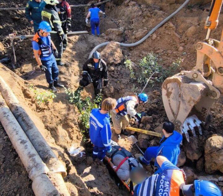 В Твери мужчина упал в яму во время коммунальных работ