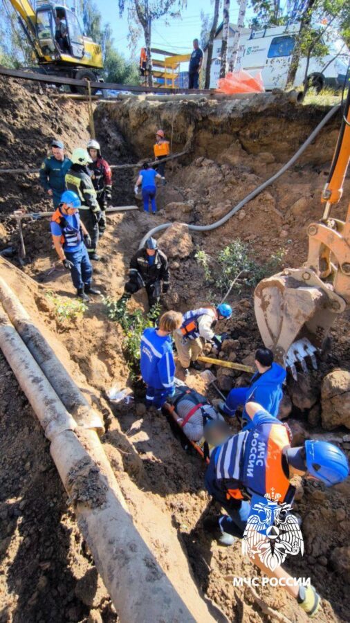 В Твери мужчина упал в яму во время коммунальных работ