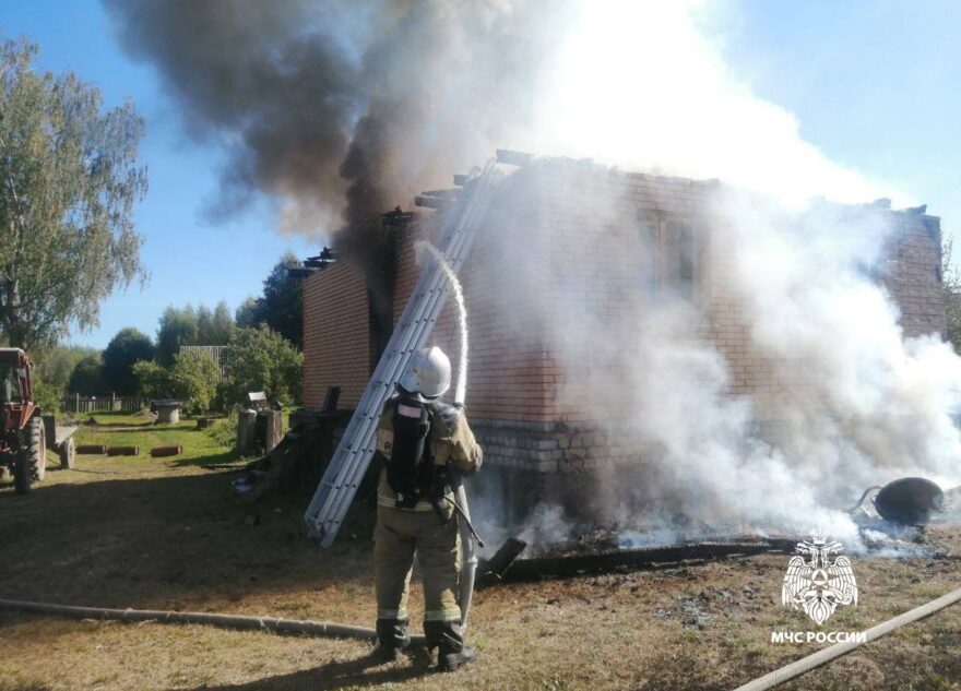 Днем в Тверской области загорелся жилой дом