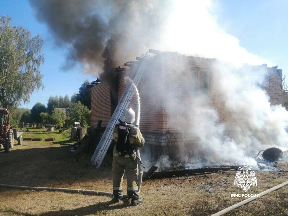 Днем в Тверской области загорелся жилой дом