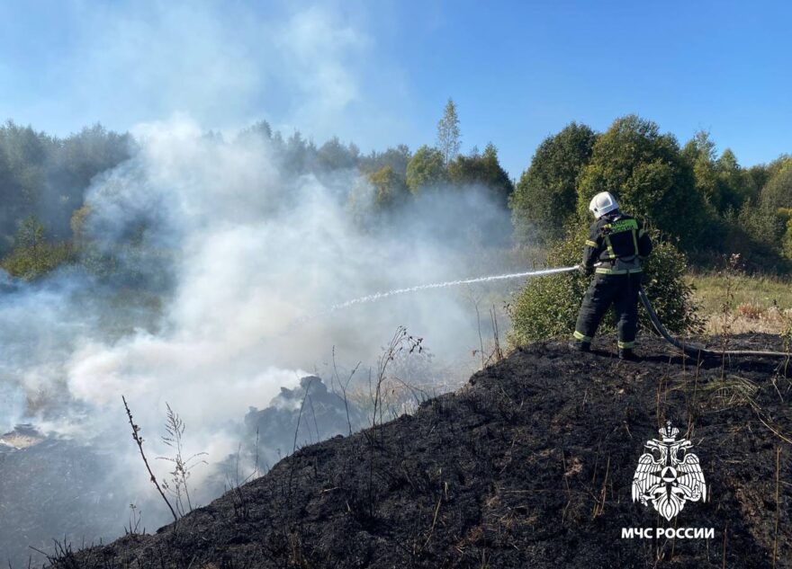 В Тверской области огнеборцы потушили пожар в карьере