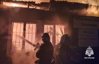 В Тверской области пожарные тушили огонь в павильоне "Ритуальные услуги" В Тверской области пожарные тушили огонь в павильоне "Ритуальные услуги"