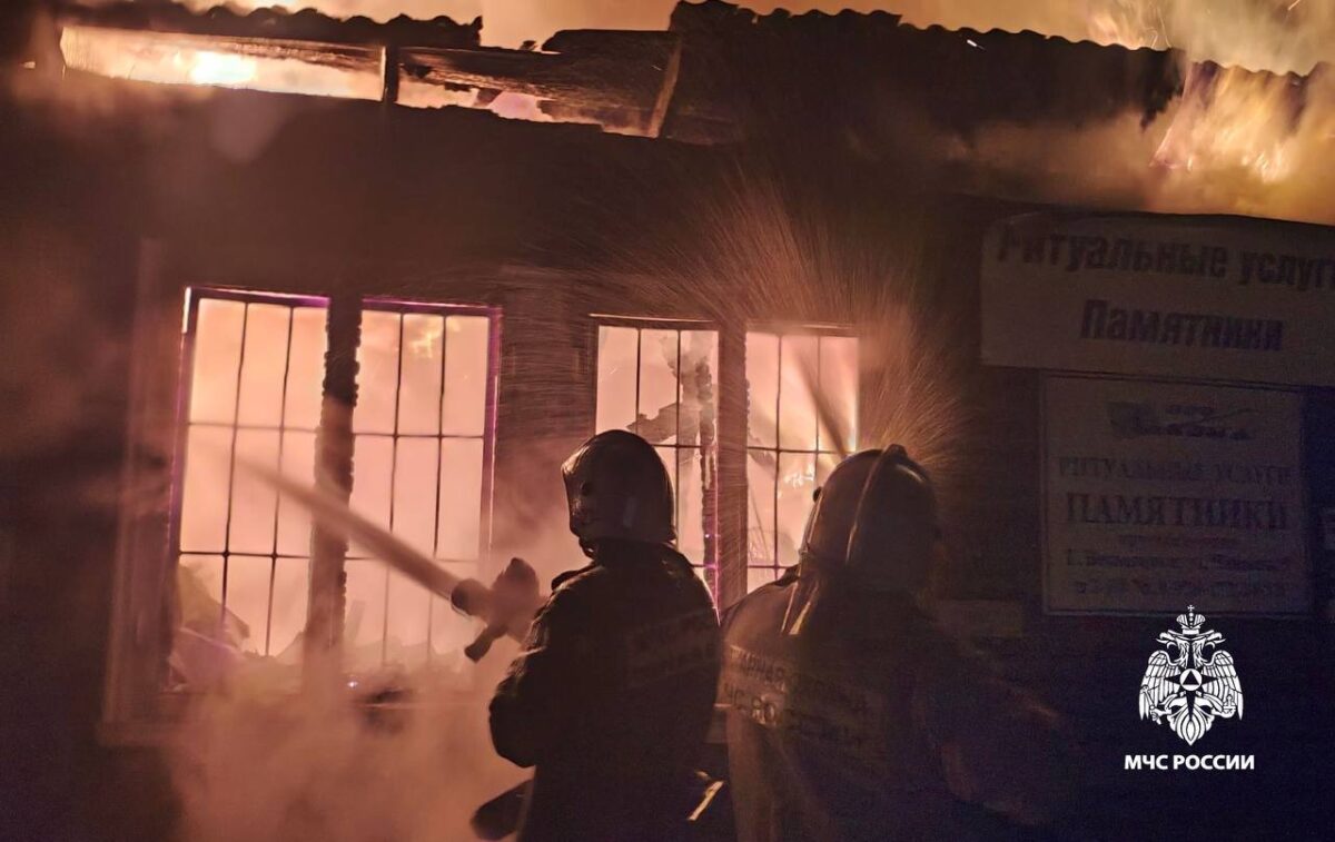 В Тверской области пожарные тушили огонь в павильоне "Ритуальные услуги"