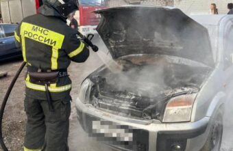 В Твери пожарные тушили утром загоревшуюся машину В Твери пожарные тушили утром загоревшуюся машину