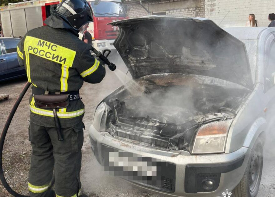 В Твери пожарные тушили утром загоревшуюся машину